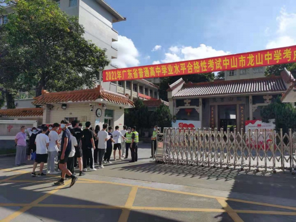 龍山中學學業(yè)水平考試考場執(zhí)勤