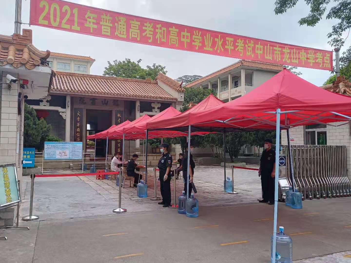 筑起防疫之墻,為高考學子保駕護航!